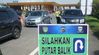 Petugas gabungan melakukan penyekatan kendaraan yanh masuk ke Kota Bandung di Gerbang Tol Pasteur, Kamis (6/5/2021). Penyekatan  dilakukan untuk mengantisipasi warga yang nekat mudik selama pelaksanaan larangan mudik 6-17 Mei 2021. (Liputan6.com/Huyogo Simbolon)