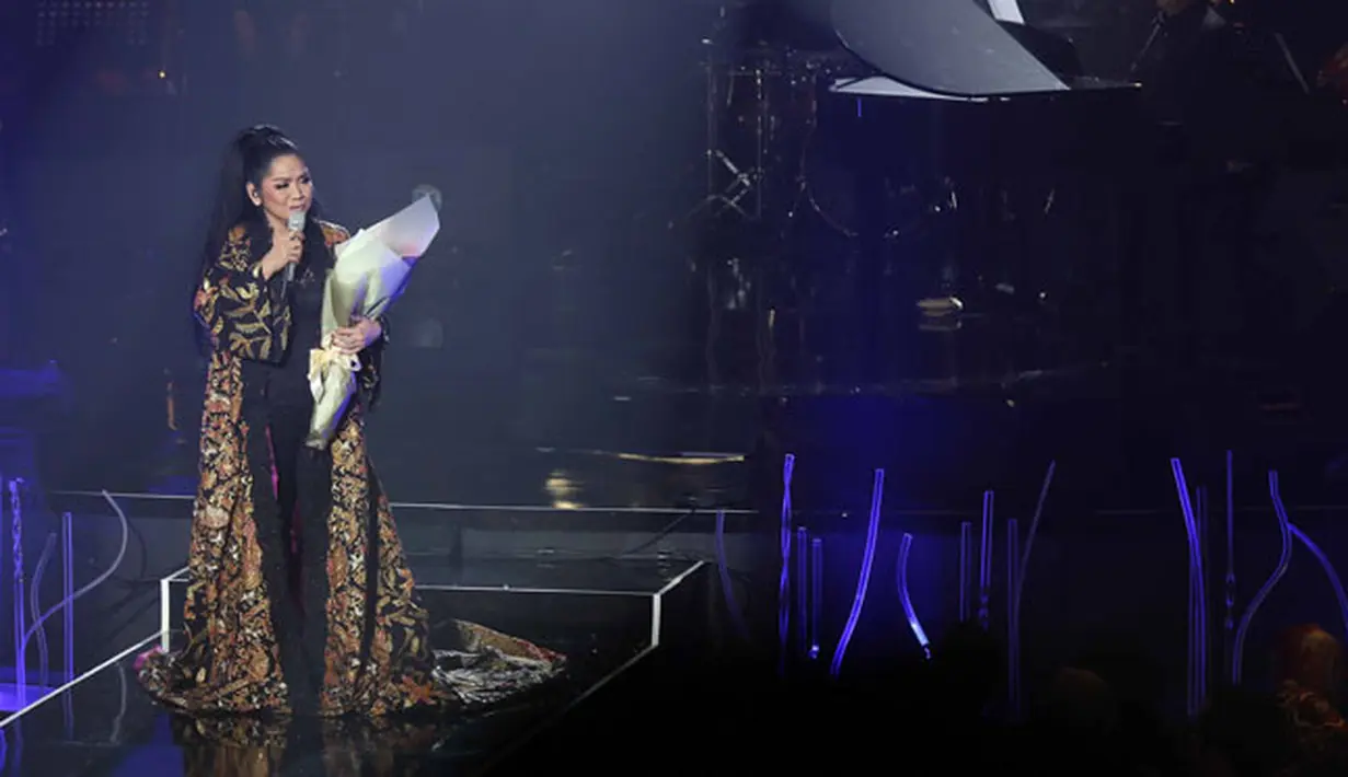 Tidak sendiri, Vina pun berduet dengan beberapa penyanyi lainnya seperti Hedi Yunus, Atiek CB, D’Masiv, dan lainnya. Bahkan ia juga mendapat kejutan dengan kehadiran sahabatnya, Reza Artamevia. (Nurwahyunan/Bintang.com)