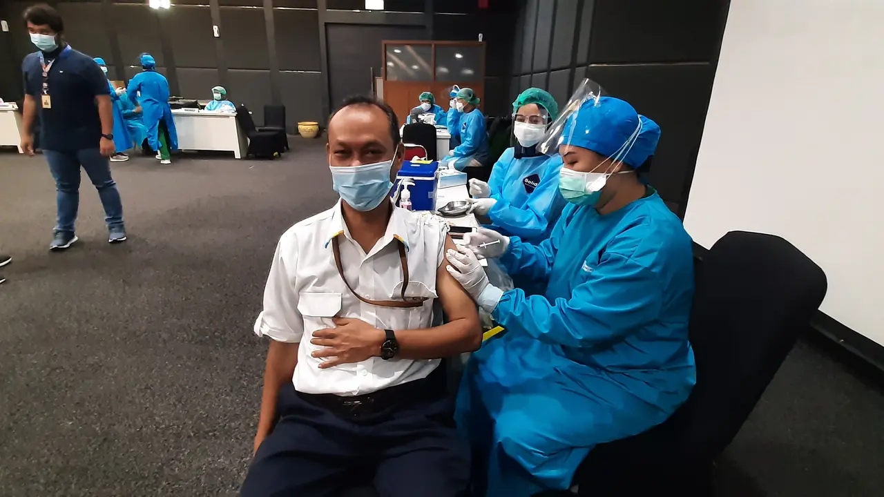 Ratusan petugas frontliner yang bertugas di Bandara Internasional Soekarno Hatta, divaksinasi Covid-19 tahap pertama