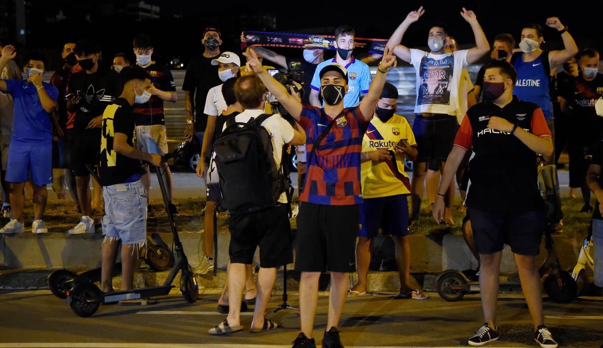 Suporter melakukan protes di depan kantor Barcelona, Selasa (25/8/2020). Aksi tersebut merupakan respon fans atas kabar Lionel Messi yang akan meninggalkan Camp Nou pada musim panas ini. (AFP/Pau Barrena)