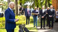 Presiden Joe Biden berbincang dengan wartawan usai pertemuan para pemimpin G7 dan NATO di Bali, Indonesia, Rabu, 16 November 2022. (Doug Mills/The New York Times via AP, Pool)