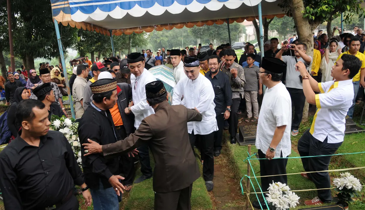 Setelah disemayamkan di rumah duka, jenazah ayahanda Nia Ramadhani, Priya Ramadhani dimakamkan, Sabtu (08/03/14) (Liputan6.com/Rini Suhartini)