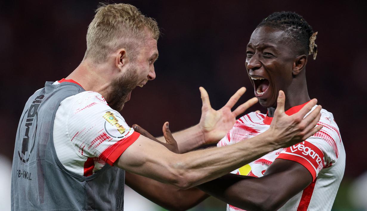 Pemain Leipzig, Amadou Haidara (kanan) dan Konrad Laimer (kiri) merayakan kemenangan usai mengalahkan SC Freiburg pada partai final DFB Pokal atau Piala Liga Jerman yang berlangsung di Stadion Olimpiade di Berlin, Jerman, Sabtu, 21 Mei 2022 waktu setempat. Die Bullen berhasil menang lewat babak adu penalti dengan skor 4-2 usai laga berjalan imbang 1-1. (AFP/Ronny Hartmann)