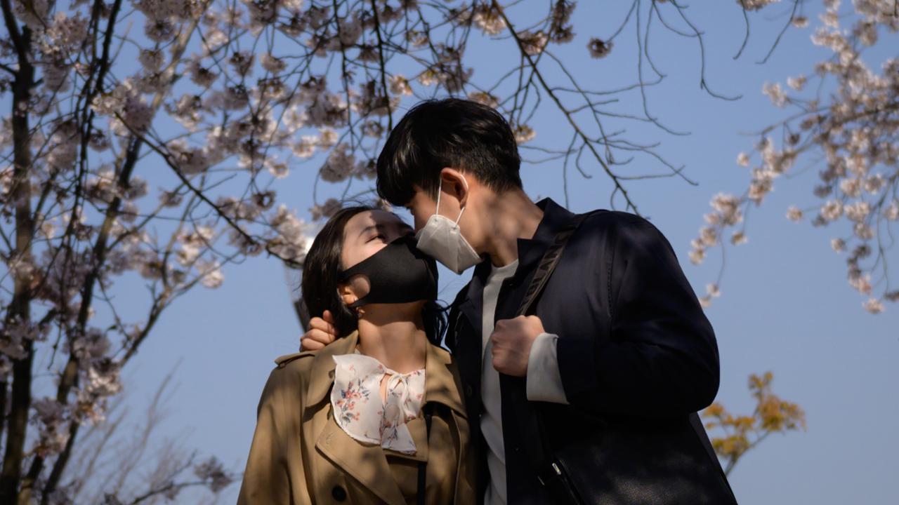 FOTO: Ketika Pandemi Tak Menghalangi Cinta Bersemi