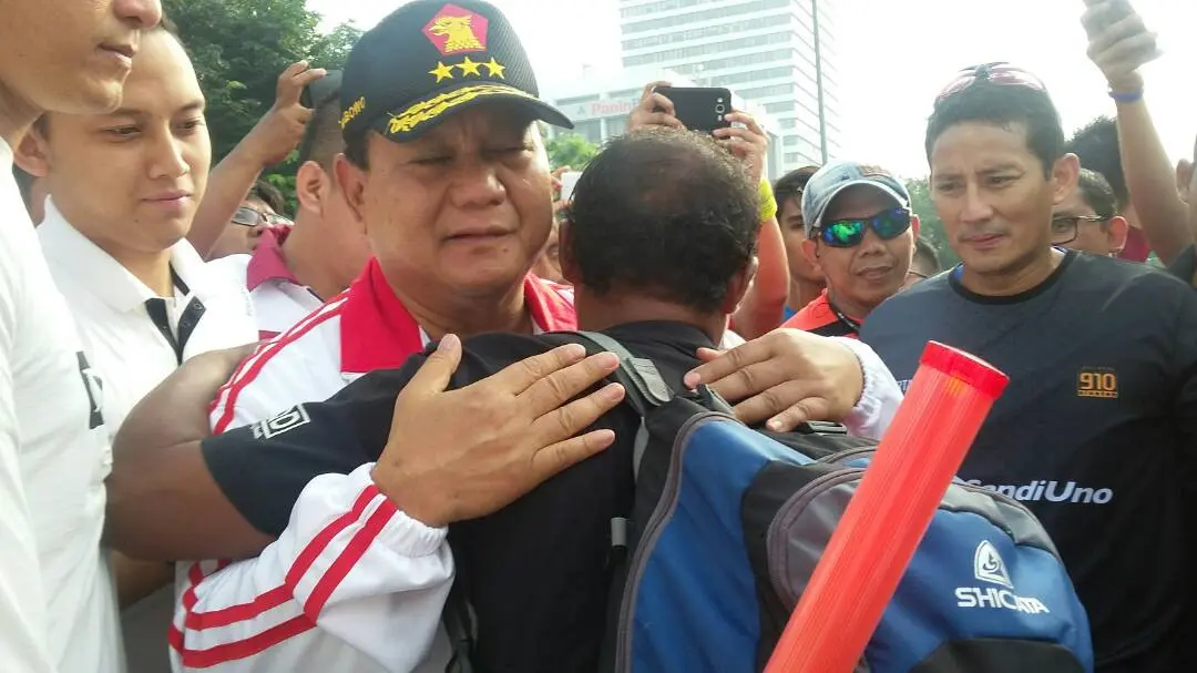 Ek Hadi Susilo, pria jalan kaki Madiun - Jakarta disambut Prabowo Subianto. (Liputan6.com/Lizsa Egeham)
