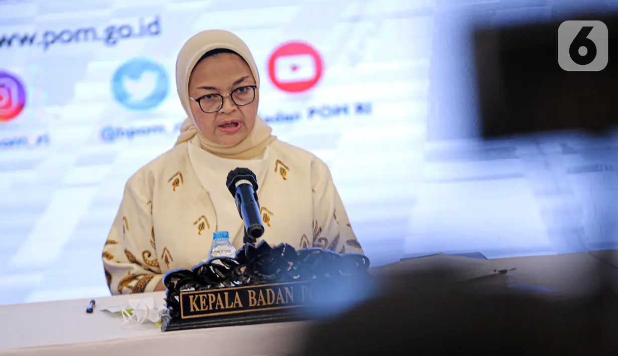 Kepala Badan Pengawas Obat dan Makanan (BPOM) Penny K. Lukito menyampaikan keterangan dalam konferensi pers terkait obat sirup di Gedung BPOM, Jakarta, Minggu (23/10/2022). Kepala BPOM Penny K. Lukito menyebut pihaknya melakukan penelusuran lebih lanjut atas temuan cemaran etilen glikol pada sejumlah obat sirup. (Liputan6.com/Faizal Fanani)
