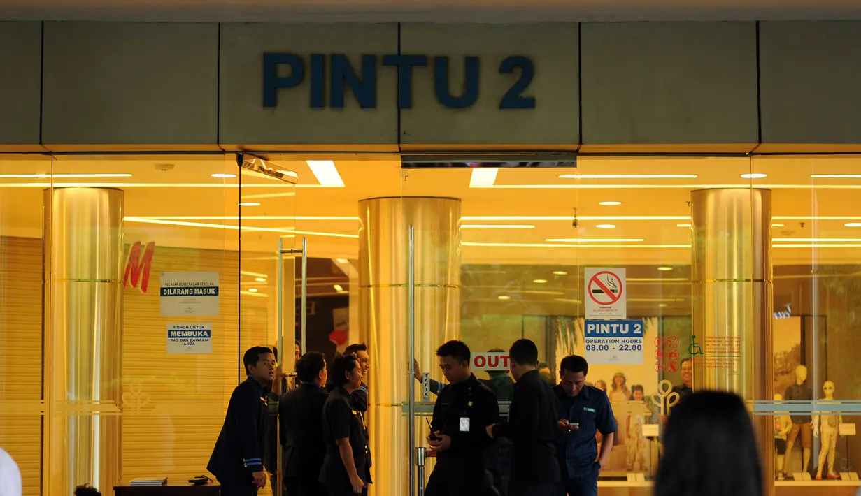 Sejumlah petugas keamanan pertokoan Pondok Indah Mall 1 Jakarta berjaga di depan pintu 2 Pondok Indah Mall 1 Jakarta. Sebuah ruangan di lantai 2 Pondok Indah Mall (PIM) I, Jakarta, terbakar, Senin (20/4/2015). (Liputan6.com/Helmi Fithriansyah)