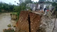 Tebing Longsor, Puluhan Rumah di Bogor Terancam Hanyut. (Liputan6.com/ Achmand Sudarno)