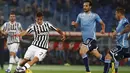 Pemain Juventus, Paulo Dybala  menggiring bola melewati pemain Lazio  pada lanjutan Liga Italia Serie A di Stadion Olimpico, Sabtu (5/12/2015) dini hari WIB. (REUTERS/Tony Gentile)