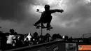 
Citizen6, Bandung: Meluncur, melompat, dan terjungkal menggunakan papan beroda, itulah skateboard, olahraga dari negeri paman Sam yang telah menjamur di Indonesia sejak 1976. (Pengirim: Aries Radhmandy)