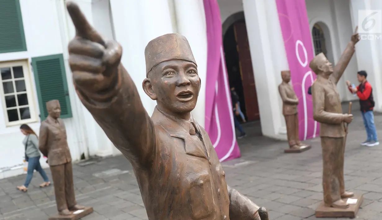 Salah satu patung Presiden pertama RI Sukarno yang dipajang di depan Museum Fatahillah, kawasan Kota Tua, Jakarta, Rabu (15/11). Sebanyak 10 Sukarno disajikan dalam rangka Jakarta Biennale 2017. (Liputan6.com/Immanuel Antonius)