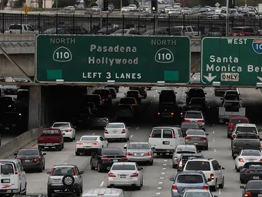 Suasana arus lalu lintas di State Route 110, Los Angeles, California, AS, Selasa (21/2). INRIX, sebuah lembaga penganalisa data kemacetan lalu lintas menyatakan bahwa Los Angeles menjadi kota termacet di dunia. (AFP PHOTO/Justin Sullivan)