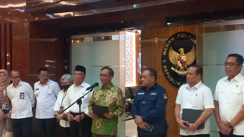 Menko Polhukam Mahfud Md mengungkap kinerja Satgas TPPO Polri dari 5 Juni hingga 3 Juli 2023. (Merdeka.com/Muhammad Genantan Saputra)