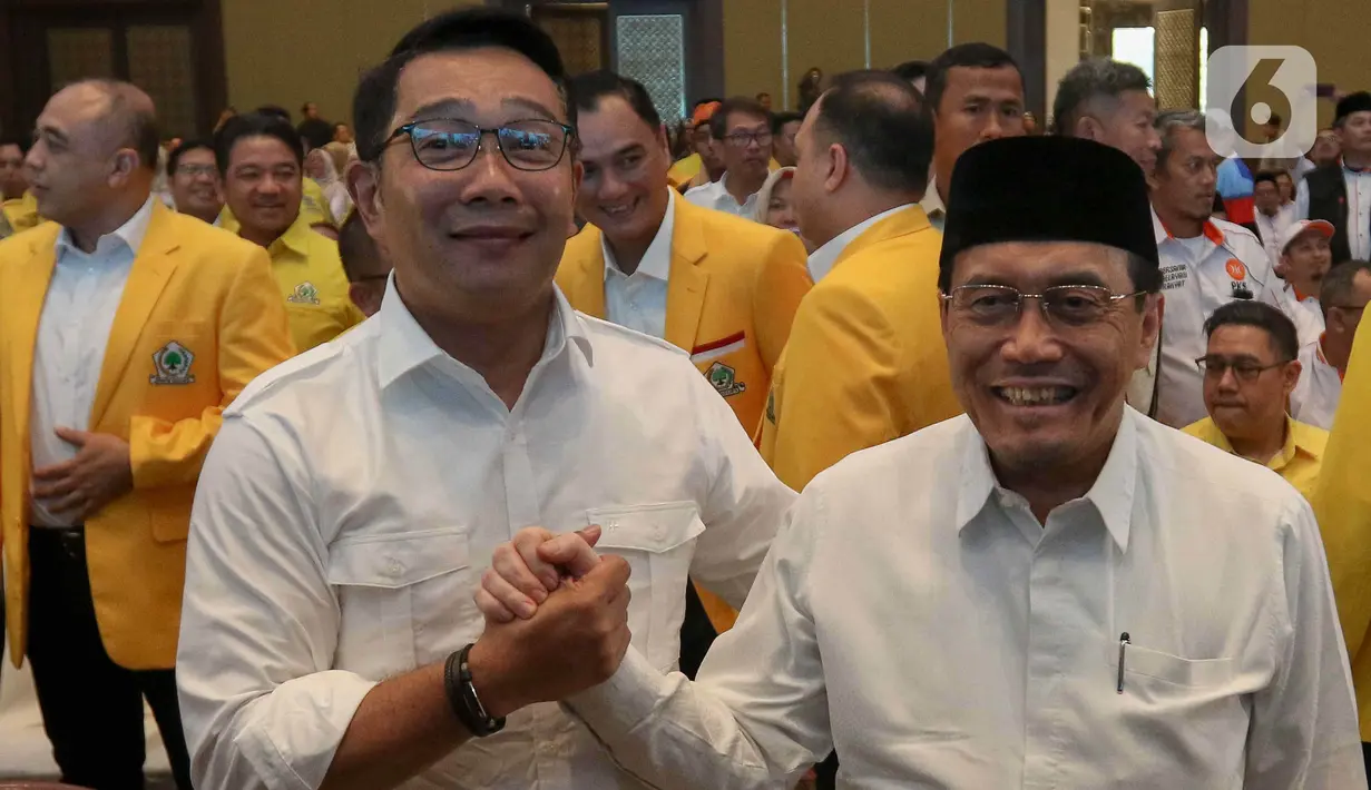 Ridwan Kamil - Suswono melakukan salam komando saat acara deklarasi bakal calon gubernur pada Pilkada DKI Jakarta 2024 di Hotel Sultan, Jakarta, Senin (19/8/2024). (Liputan6.com/Herman Zakharia)