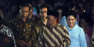 Rombongan calon penganten pria tiba di lokasi pada pukul 19.00, setelah berjalan kaki dari rumah Presiden Jokowi. (Galih W. Satria/Bintang.com)