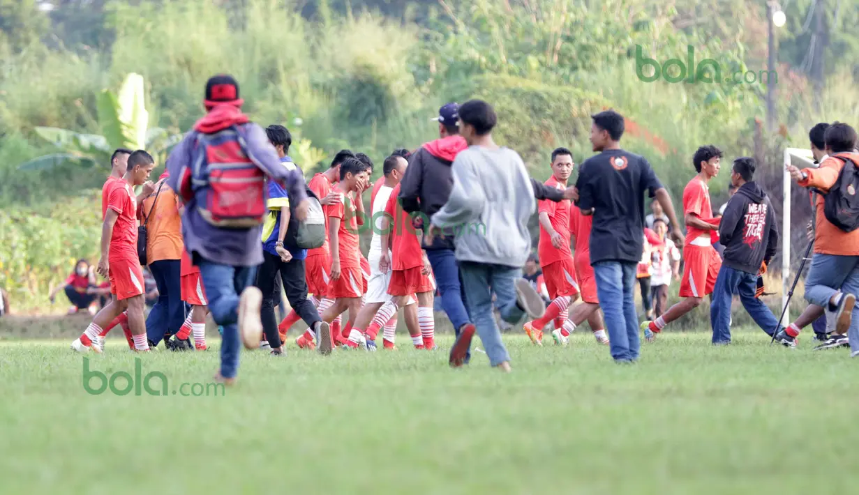 Suporter The Jakmania berlari mengejar Idolanya untuk berfoto saat Tim Persija Jakarta berlatih di Lapangan Youth Training Center, Sawanngan, Depok, Rabu (17/2/2016). (Bola.com/Nicklas Hanoatubun)