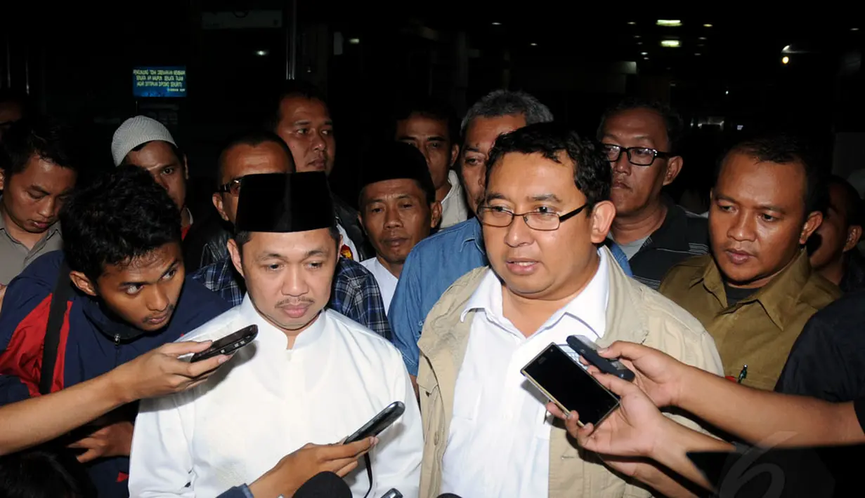 Ketua DPP Gerindra, Fadli Zon (kanan), bersama Presiden PKS, Anis Matta, memberikan keterangan seputar kesehatan Ketum Partai Gerindra di RSPP, Jakarta, (27/8/14). (Liputan6.com/Helmi Fithriansyah)