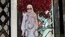 Selain mengubah penampilan menjadi kian religius, istri dari Fahmi Darmawan itu juga mengubah kebiasaannya dalam menjalani kehidupan sehari-hari. Ia mulai memperdalam ilmu agama, terlihat dari setiap caption unggahannya yang menyertakan potongan ayat Al-Qur'an dan kutipan dari tokoh besar Islam. (Liputan6.com/IG/@inekekoes)