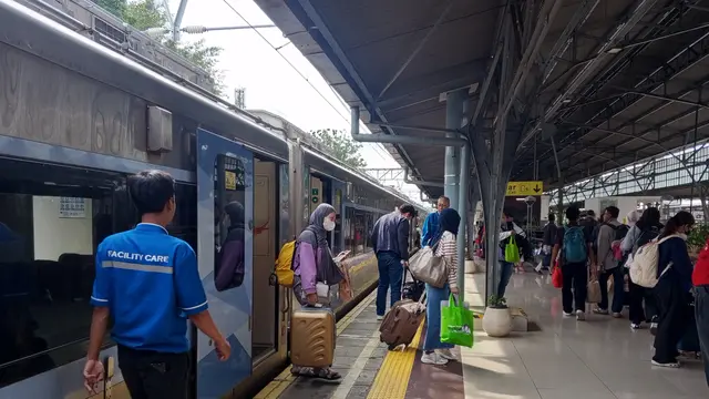 Pantauan Volume Penumpang Kereta Api Indonesia (KAI) di salah satu Stasiun Jakarta.