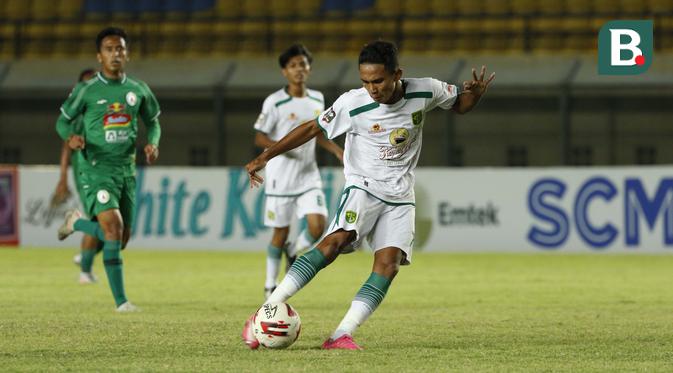 Lewat Marselino Ferdinan pada menit ke-5, Persebaya Surabaya hampir saja mencetak gol ke gawang PS Sleman lewat skema sepak pojok. (Foto: Bola.com/Ikhwan Yanuar)
