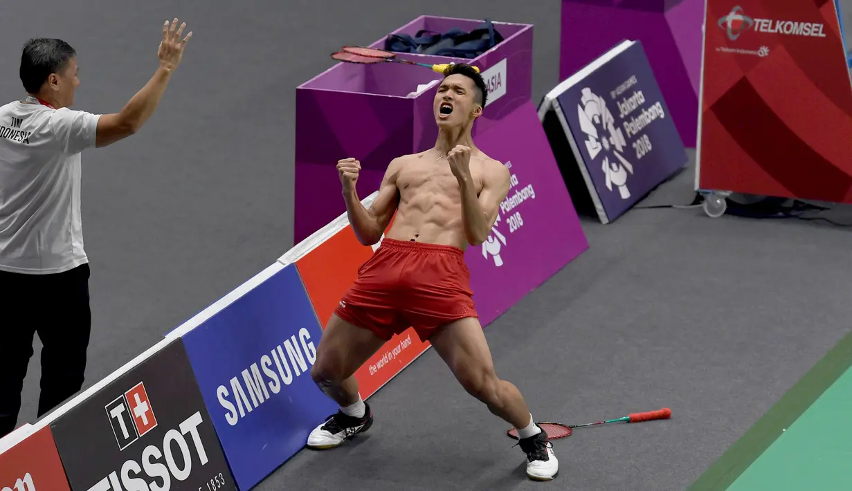 Selebrasi pebulu tangkis Indonesia Jonatan Christie usai menundukkan wakil Jepang Kenta Nishimoto di semifinal Asian Games 2018, Jakarta, Senin (27/8). Selebrasi Jonatan membuat heboh penonton dan warganet. (ANTARA FOTO/INASGOC/Puspa Perwitasari/tom/18)