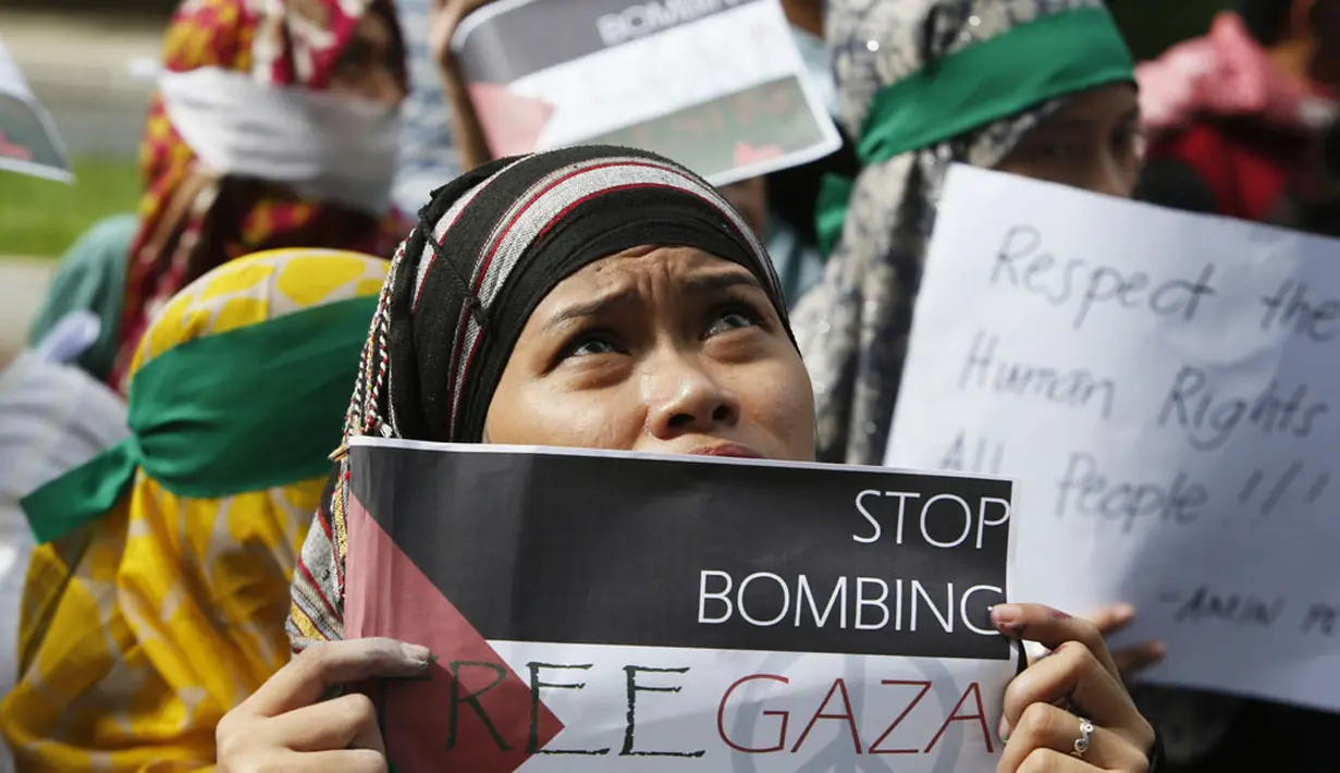 Dalam aksinya, di depan kantor kedutaan Israel di Taguig, Metro Manila, (15/7/2014), warga muslim Filipina berharap penghentian segera agresi militer di jalur Gaza. (REUTERS/Erik De Castro)