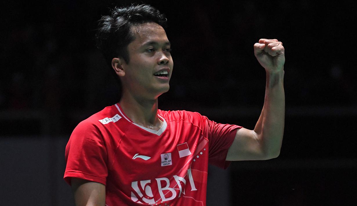 Usai interval, Anthony Sinisuka Ginting mencoba bermain lebih variatif dalam melakukan serangan dan berhasil mengungguli Kodai Naraoka di posisi 13-12. Setelah unggul, Anthony Sinisuka Ginting tidak mampu lagi dikejar dan akhirnya kembali merebut kemenangan di game kedua dengan 21-17. (AFP/Roslan Rahman)