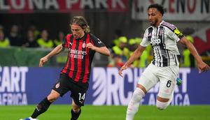 Luka Modric menjaga bola dari kejaran Lloyd Kelly dalam laga Liga Italia antara AC Milan vs Juventus di San Siro, 27 April 2026. (Alessio Morgese/LaPresse via AP)