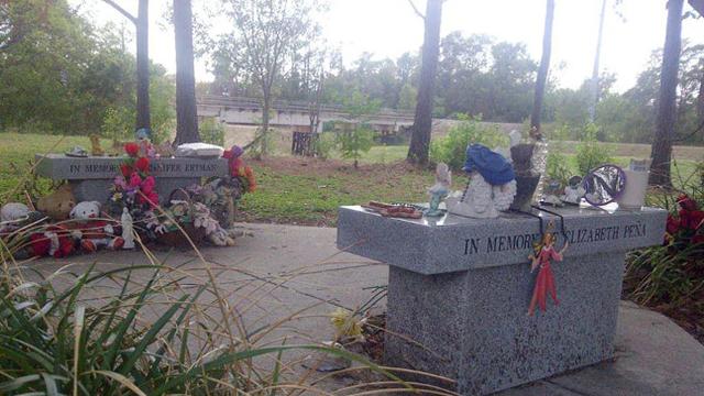 Tugu peringatan untuk Ertman dan Pea di TC Jester Park. Di latar belakang adalah jembatan kereta api tempat keduanya awalnya diserang. (Wikipedia Creative Commons/ Pepper Hastings)