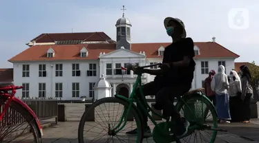 Warga menggunakan sepeda wisata di kawasan Kota Tua Jakarta, Kamis (29/10/2020). Libur panjang di masa pemberlakuan PSBB transisi Jakarta dimanfaatkan warga untuk mengunjungi lokasi-lokasi wiisata. (Liputan6.com/Helmi Fithriansyah)