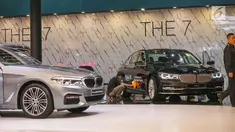 Pekerja membersihan mobil BMW The 7 di pameran GIIAS 2019, di ICE BSD, Tangerang, Jumat (19/7/2019). BMW Group Indonesia merilis tiga mobil baru All-New BMW Seri 3, New BMW Seri 5, dan New BMW i3s yang akan mengaspal di Indonesia. (Liputan6.com/Fery Pradolo)