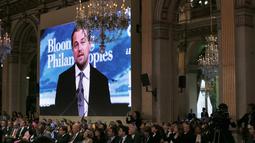 Sebuah layar memperlihatkan saat aktor AS, Leonardo DiCaprio memberikan pidato pada pertemuan walikota dalam Konferensi Dunia Perubahan Iklim 2015 (COP21) di Paris, Prancis, 4 Desember 2015. (PATRICK KOVARIK / AFP)