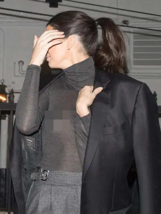 Mereka berdua pun terlihat lebih mesra di setiap kesempatan dan terpotret bersama. (SplashNews/Cosmopolitan)