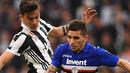 Striker Juventus, Paulo Dybala, berebut bola dengan gelandang Sampdoria, Lucas Torreira, pada laga Serie A di Stadion Allianz, Turin, Minggu (15/4/2018). Juventus menang 3-0 atas Sampdoria. (AFP/Marco Bertorello)