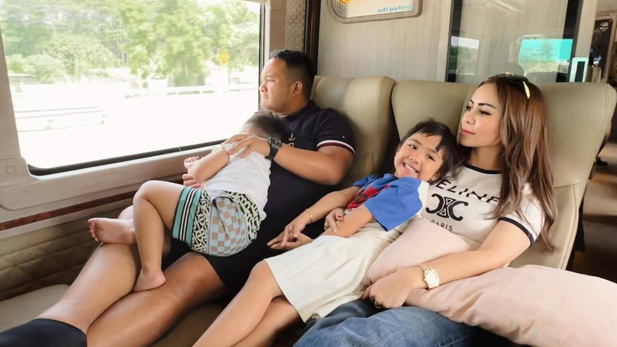 4 Momen Anak Sulung Momo Geisha Ajarkan Sang Adik Berdoa, Sibling Goals Menggemaskan