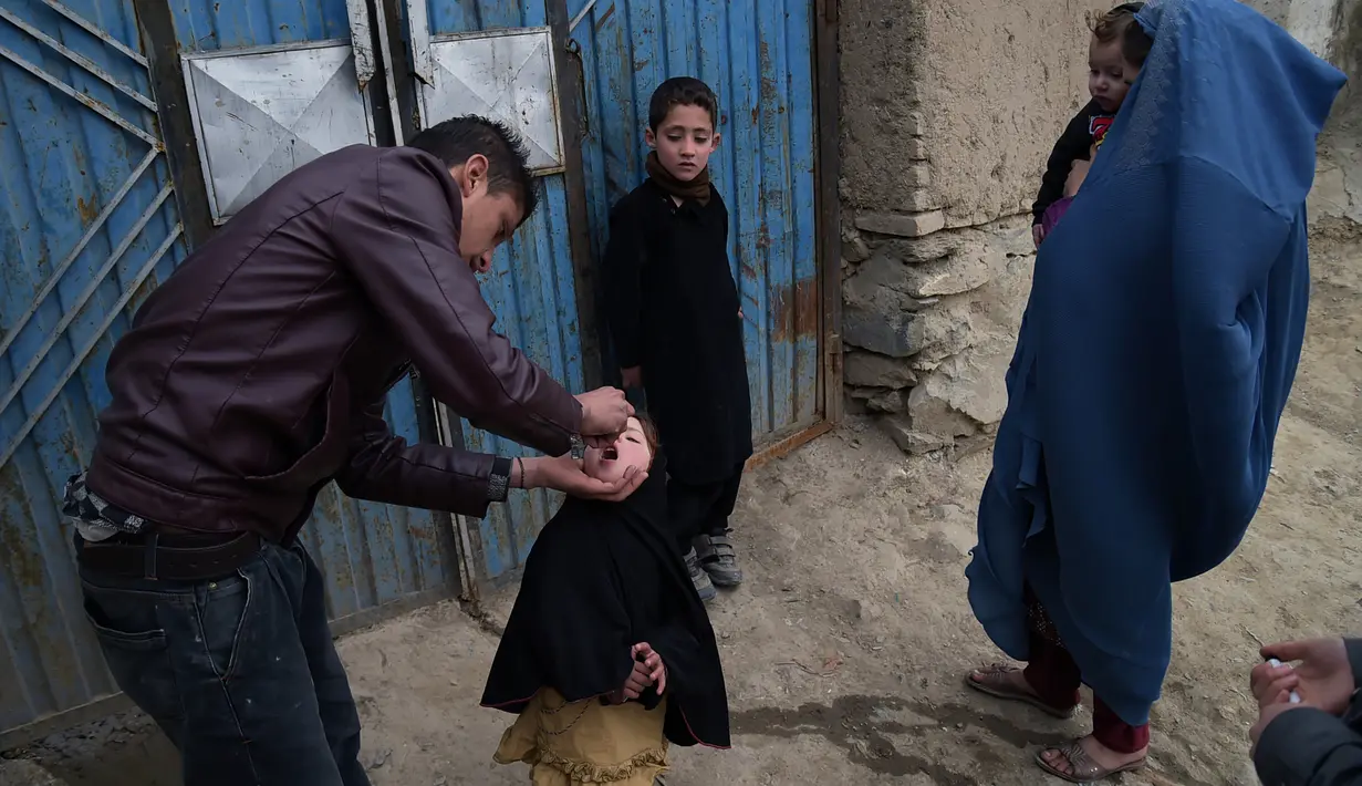 eorang anak diberikan vaksin polio di Kabul, Afghanistan, Senin (28/2). Polio masih banyak dijumpai di tiga negara yaitu Afghanistan, Nigeria dan Pakistan. (AFP PHOTO / SHAH Marai)