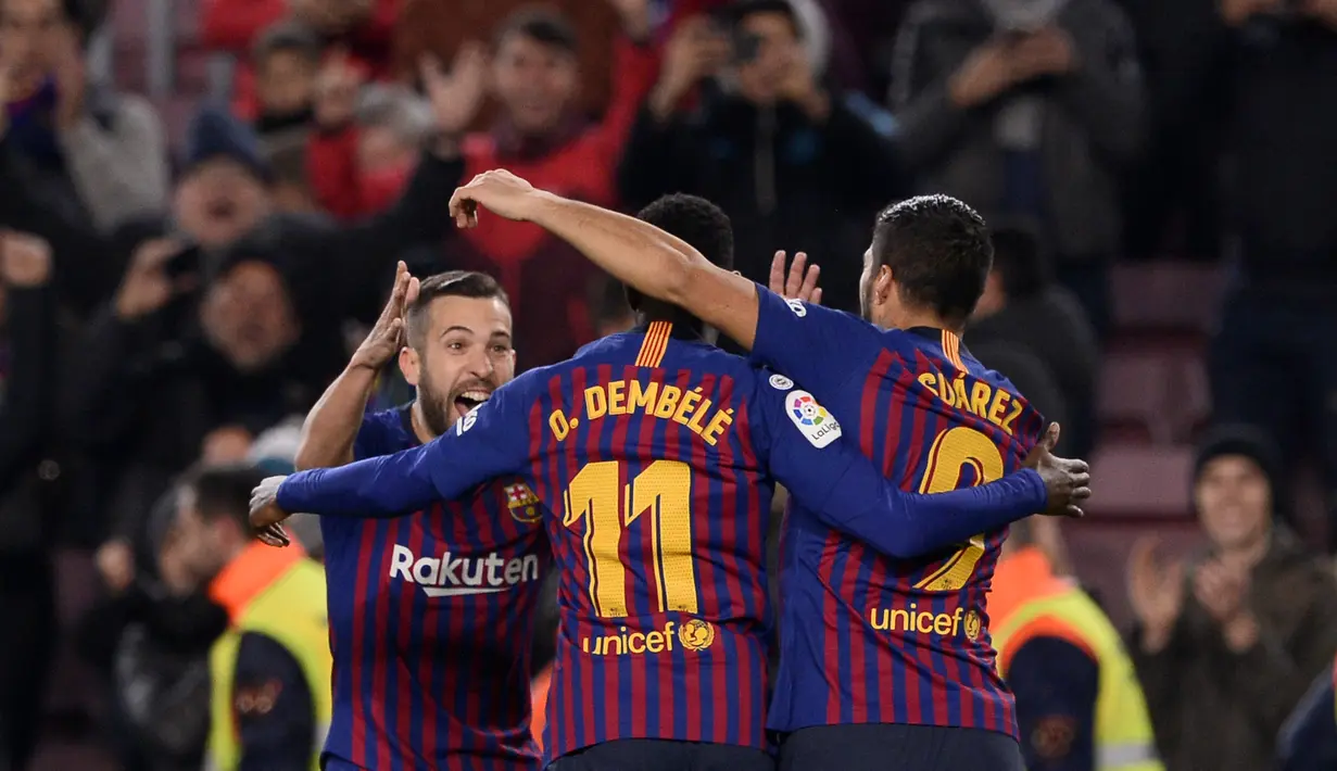 Pemain Barcelona merayakan gol pertama yang dicetak Ousmane Dembele pada laga lanjutan La Liga yang berlangsung di stadion Camp Nou, Minggu (20/1). Barcelona menang 3-1 atas Leganes. (AFP/Josep Lago)