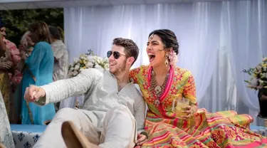 Manisnya Kemesraan Priyanka Chopra dan Nick Jonas saat pesta pernikahan (Liputan6.com/IG/@priyankachopra)