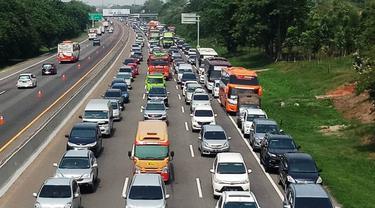 Tol Jakarta-Cikampek padat, Sabtu (21/12/2019). (Liputan6.com/Abramena)