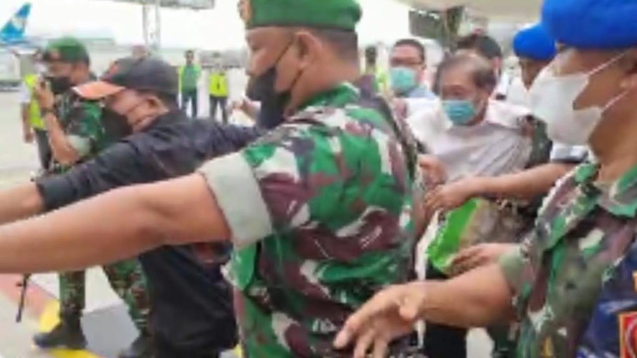 Surya Darmadi (70) alias Apeng, tersangka korupsi yang juga owner PT Darmex Group atau PT Duta Palma Group, saat tiba di Bandara Internasional Soekarno Hatta (Soetta)