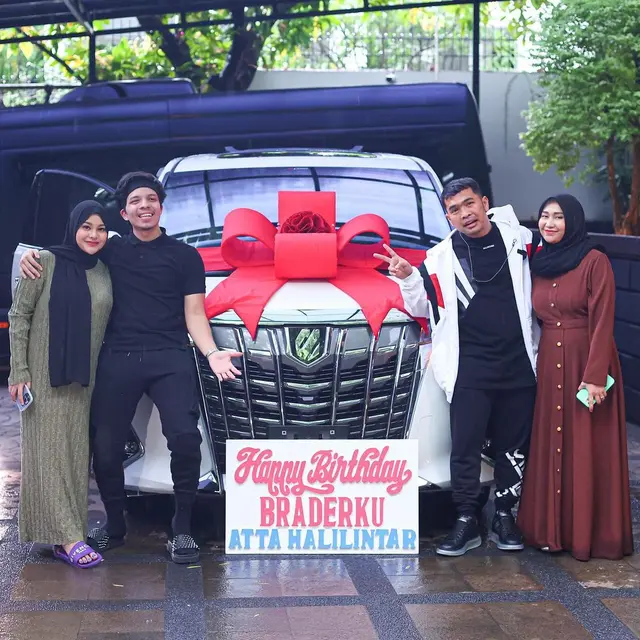Dikenal Dermawan, Ini 6 Potret Aksi Putra Siregar saat Bagi-Bagi Hadiah
