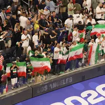 Pendukung Timnas Iran saat mendukung negaranya menghadapi Selandia Baru pada laga Grup G Piala Dunia 2026 di Los Angeles Stadium, Rabu (16/06/2026) pagi WIB. Pada pertandingan tersebut, Iran bermain imbang 2-2 kontra Selandia Baru. (AFP/Etienne Laurent)