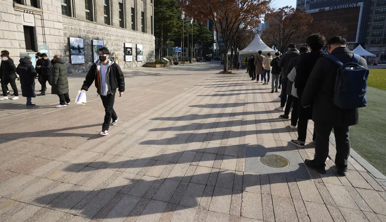 Warga antre untuk melakukan uji COVID-19 di tempat pengujian darurat, Seoul, Korea Selatan, Rabu (24/11/2021). Kasus COVID-19 di Korea Selatan menembus 4.000 dalam sehari untuk pertama kalinya sejak dimulainya pandemi. (AP Photo/Ahn Young-joon)