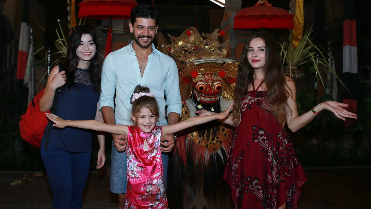 [Bintang] Gultin Tuncok, Isabella Damla Guvenilir, Emre Kıvılcım, Selin Sezgin 