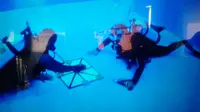 Serunya Anggota Kopassus Main Catur Jawa di Dalam Air