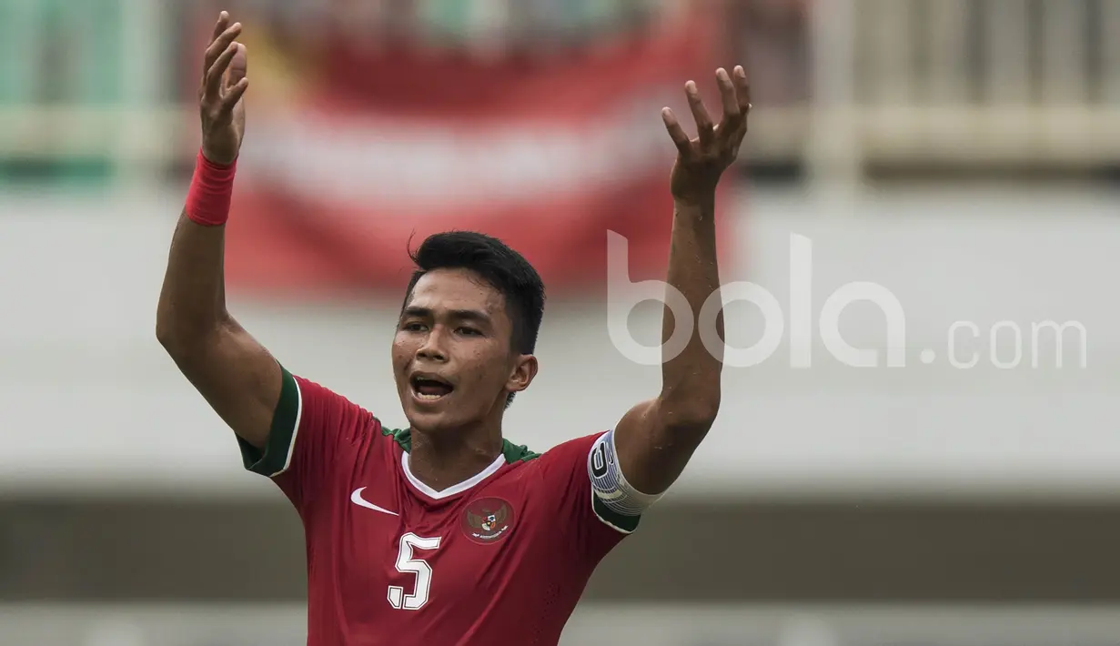 Bek Arema FC, Bagas Adi, ditunjuk oleh Luis Milla sebagai kapten Timnas Indonesia U-22 saat menghadapi Myanmar. Tetapi ban kapten pada babak kedua diganti dari Bagas Adi ke gelandang Bhayangkara FC, Evan Dimas. (Bola.com/Vitalis Yogi Trisna)