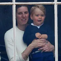 Maria Teresa Turrion Borallo mengangkat Pangeran George agar ia bisa melihat ke luar jendela (via telegraph.co.uk)