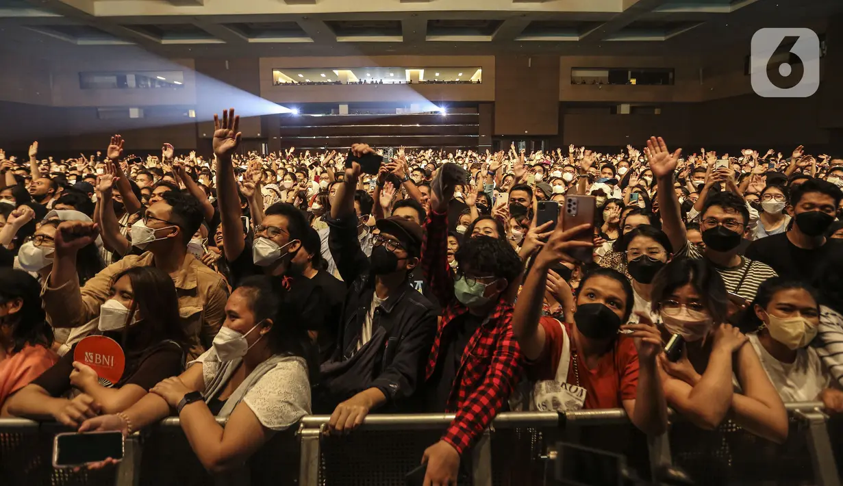 Pengunjung menghadiri BNI Java Jazz Festival 2022 hari kedua di JIExpo Kemayoran, Jakarta, Sabtu (28/5/2022). Perhelatan musik BNI Java Jazz Festival 2022 digelar pada 27-29 Mei dengan menampilkan musisi-musisi dari dalam dan luar negeri. (Liputan6.com/Johan Tallo)
