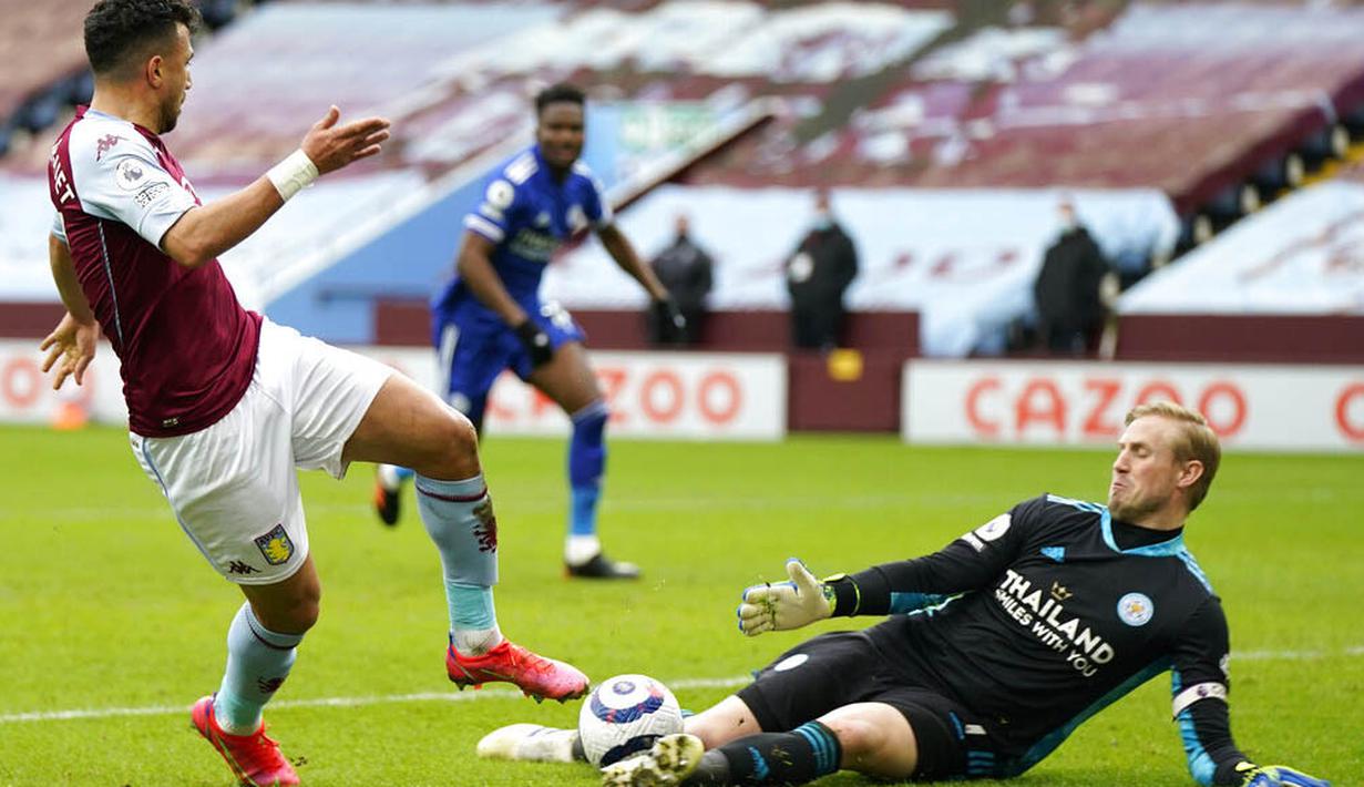 Kiper Leicester City, Kasper Schmeichel, berebut bola dengan pemain Aston Villa, Trezeguet, pada laga Liga Inggris di Stadion Villa Park, Minggu (21/2/2021). Leicester City menang dengan skor 1-2. (AP Photo/Tim Keeton, Pool)
