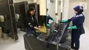 Petugas membersihkan toilet wanita dengan mendisinfeksi sejumlah fasilitas di Lippo Malls Puri, Jakarta, Jumat (06/3/2020). Selain meningkatkan kebersihan mall ini juga menyediakan hand sanitizer atau cairan pembersih tangan di beberapa titik yang terjangkau pengunjung. (Liputan6.com/Fery Pradolo)